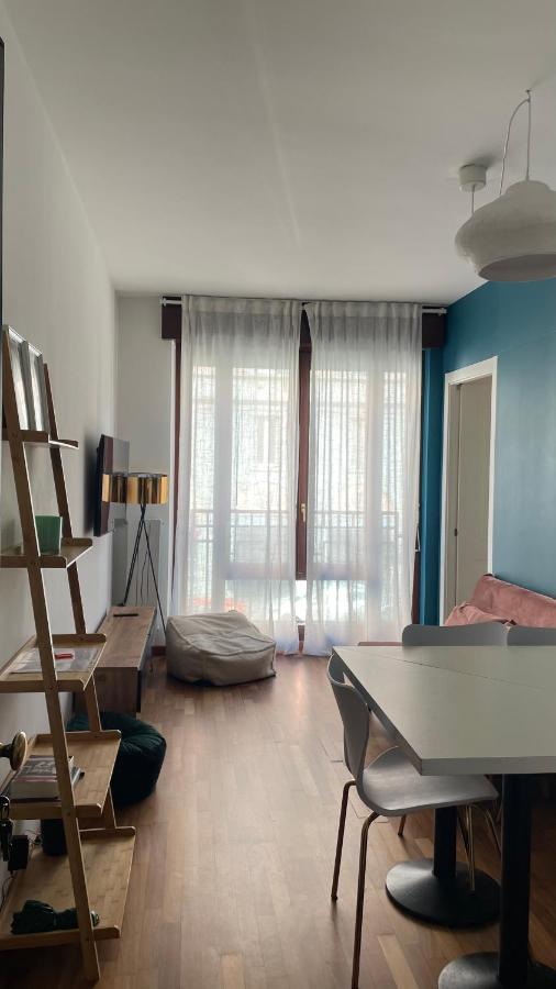 Bocconi 1 Bdr With Style Apartment Milan Bagian luar foto